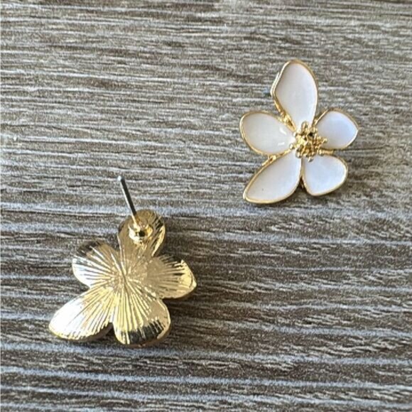 Flower stud earrings A493 - Picture 3 of 4